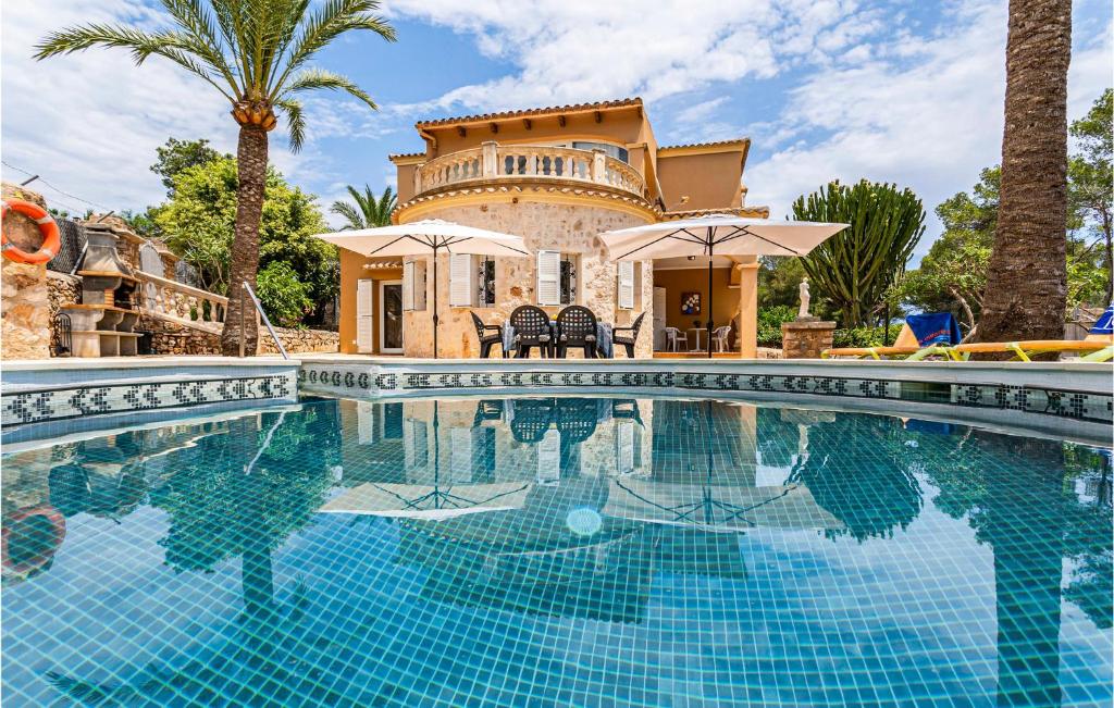 Beautiful Apartment In Porto Petro With 3 Bedrooms And Outdoor Swimming Pool