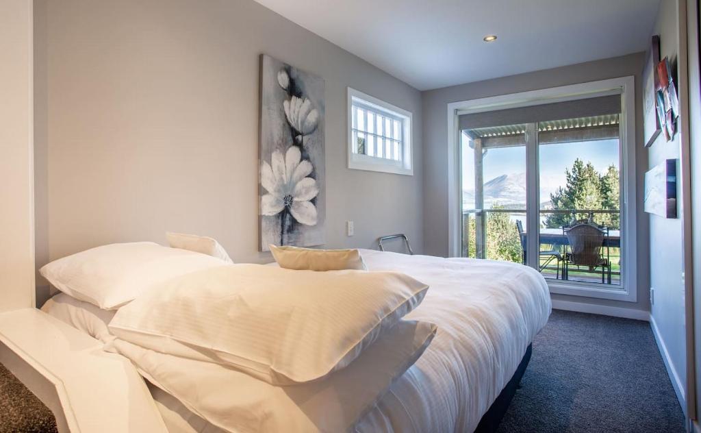 Private Cottage with Spa and Amazing Lake Views photo 1