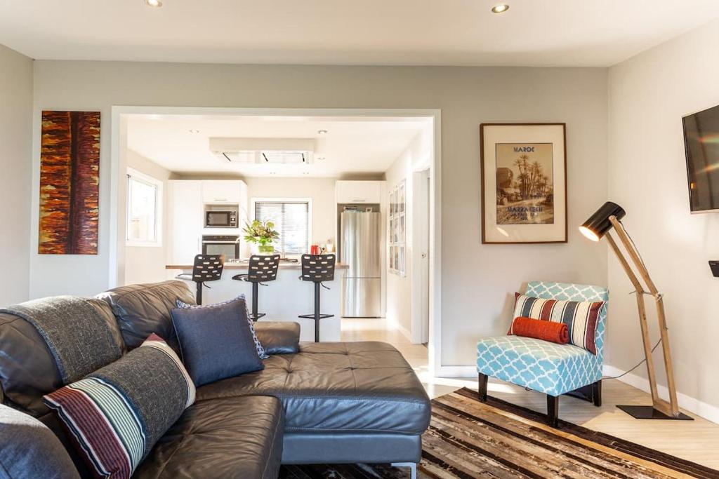 Private Cottage with Spa and Amazing Lake Views photo 2