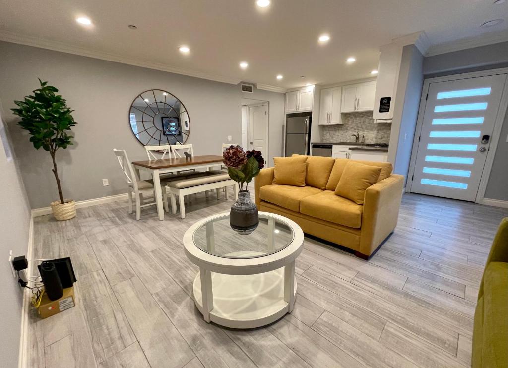Stylish Hollywood Townhouse - Ideal Location image