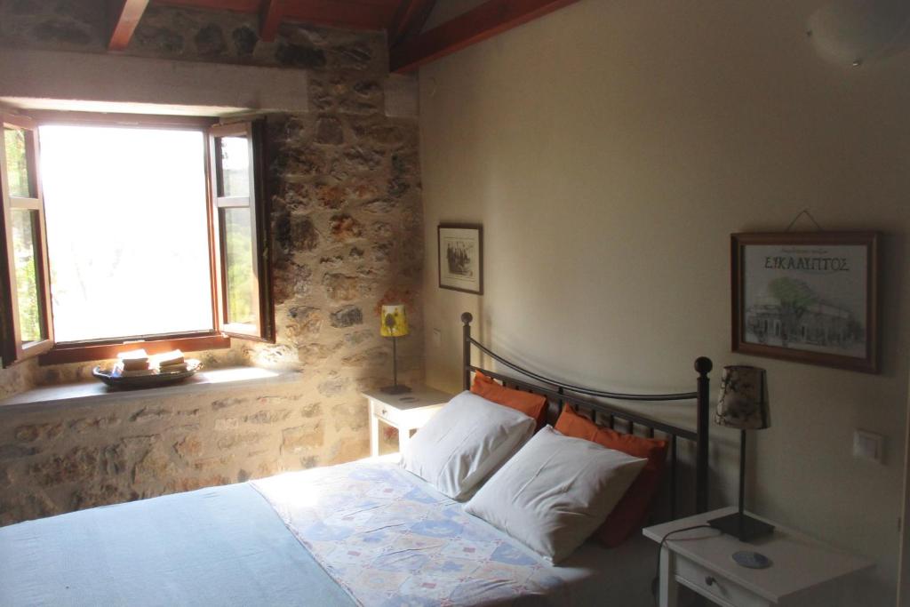 Amygdalia, a Stone House in a quiet landscape photo 1