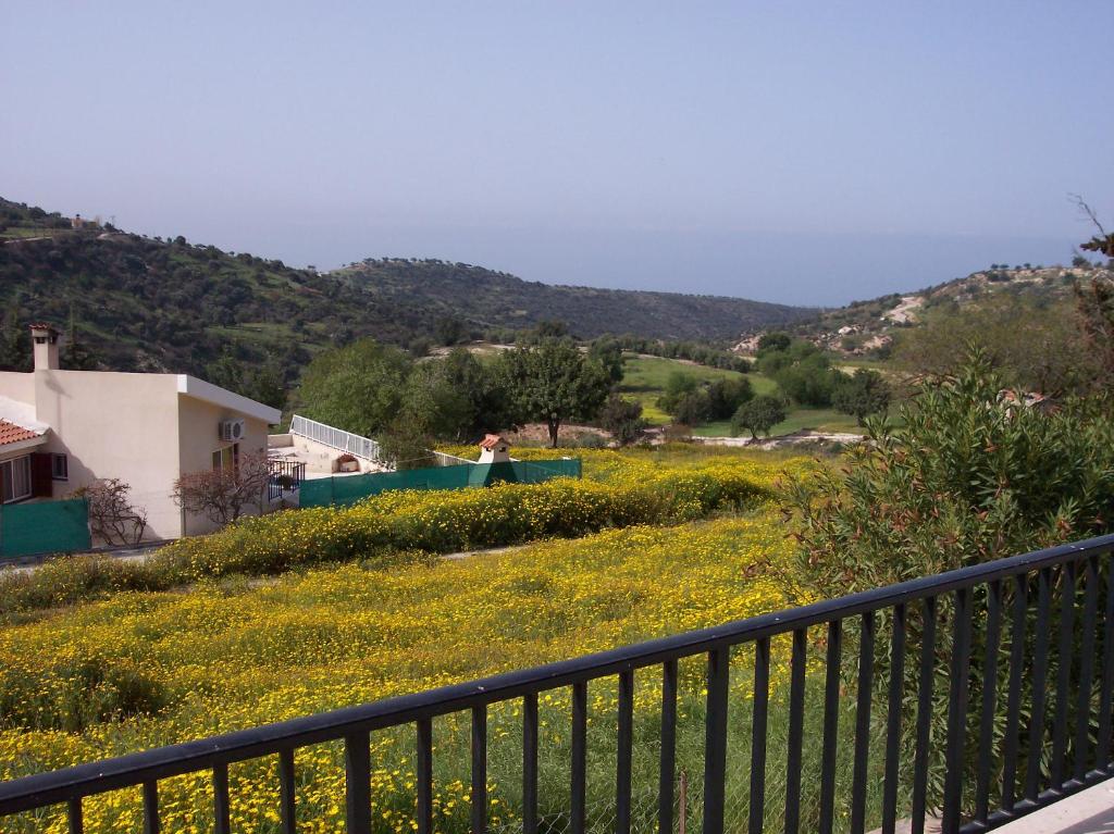 Bungalow with 2 double bedrooms in the hills . photo 3