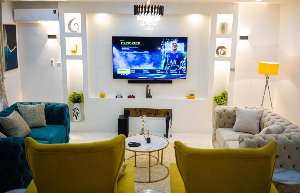 Morak Homes - Luxury 4 bed home with PS5, 24hrs electricity, Super fast Wifi, Snooker, Games room - in a secured estate photo 2
