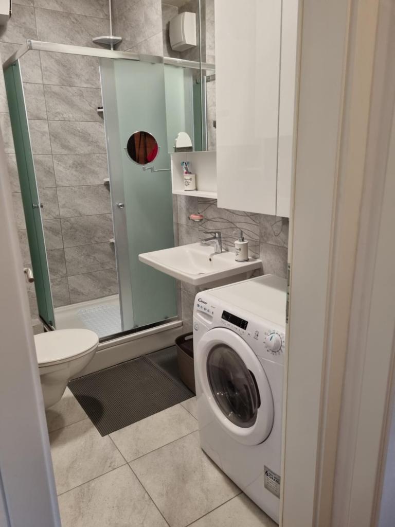 Modern 4-Star luxury apt - WFH Ready, Free Parking - Tap to explore photos