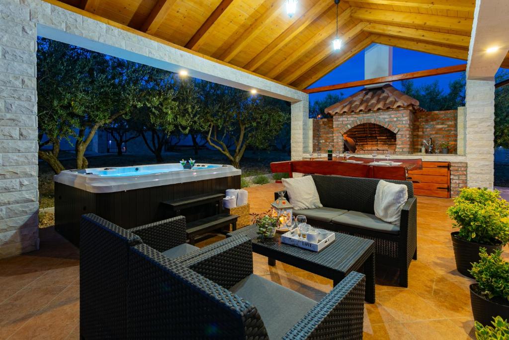 Villa Lorema-pet friendly on 5000 sqm garden,pool, jacuzzi, billiard&PS5 photo 3
