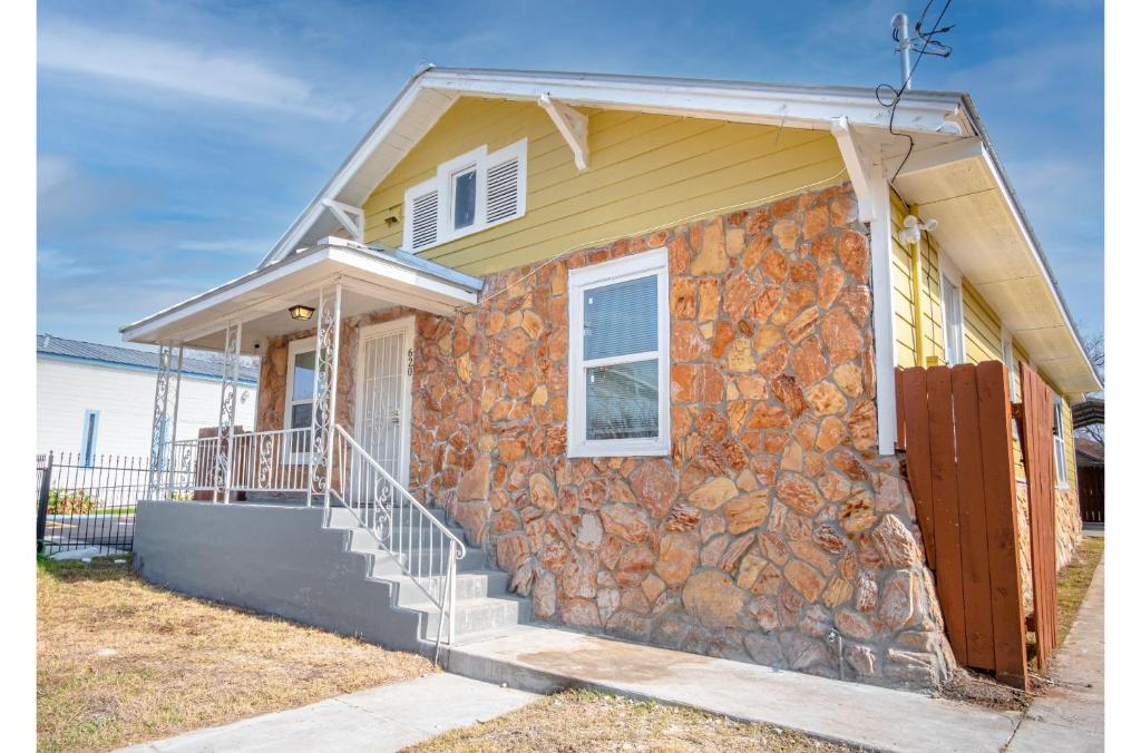 Wonderful 3 BR 2 BA Near Downtown image