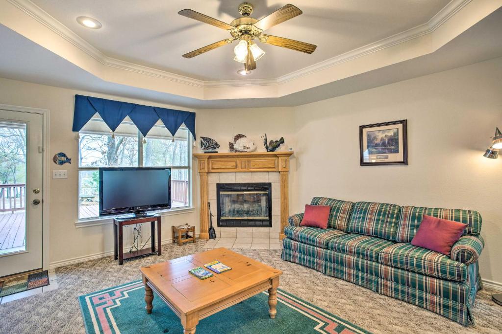 Family Alba Home with Boat Dock on Lake Fork! photo 2
