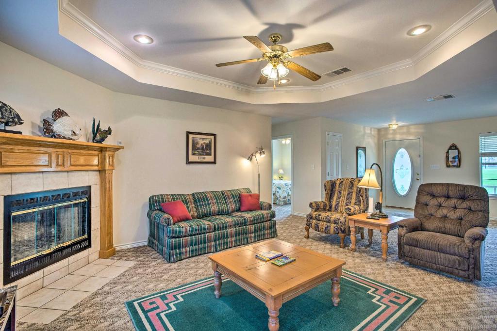 Family Alba Home with Boat Dock on Lake Fork! photo 3