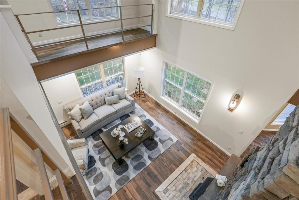 Charming 3BR 3Bath In Brilliant Location! image