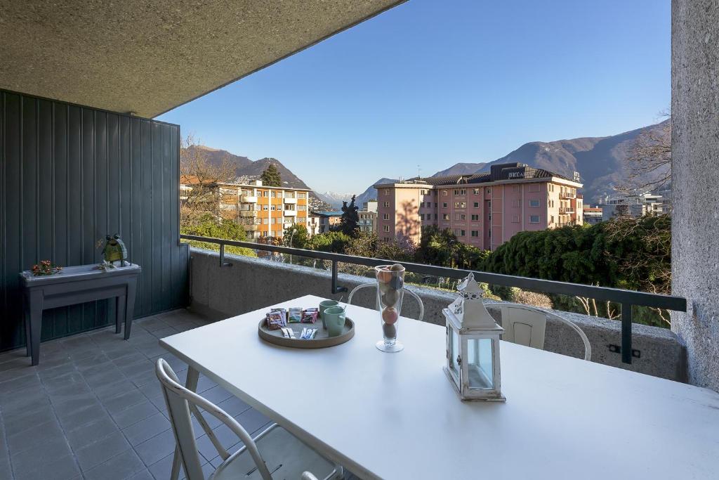 Monolocale con terrazzo vista lago Via Cassarinetta 7 by LR photo 3