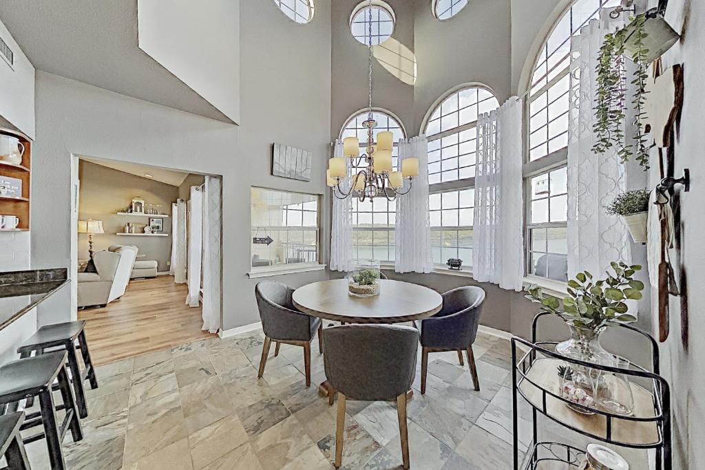 The Island on Lake Travis photo 2