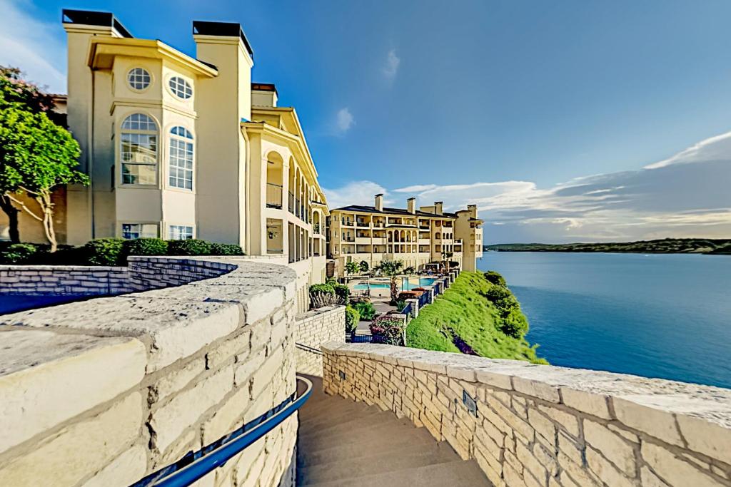 The Island on Lake Travis photo 4