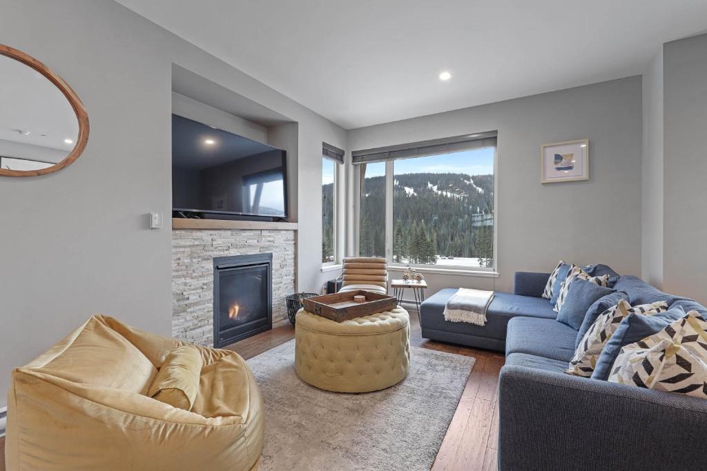 Zola Retreat- RARE Luxury Ski in/out *Hot tub, BBQ, Double heated garage* photo 3
