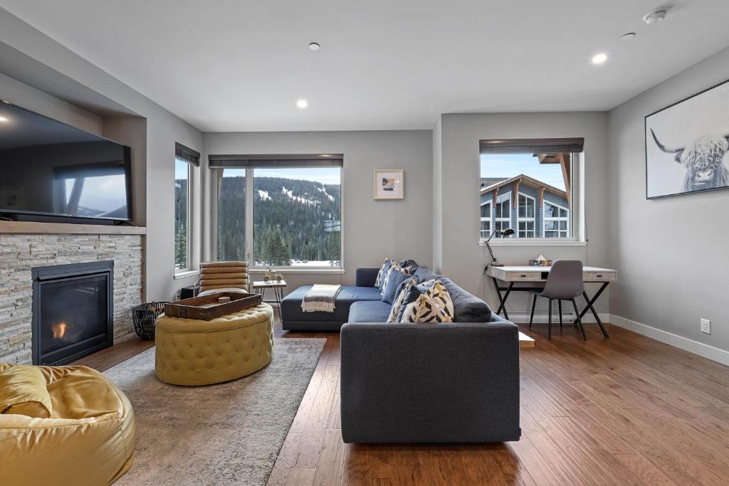 Zola Retreat- RARE Luxury Ski in/out *Hot tub, BBQ, Double heated garage* photo 2