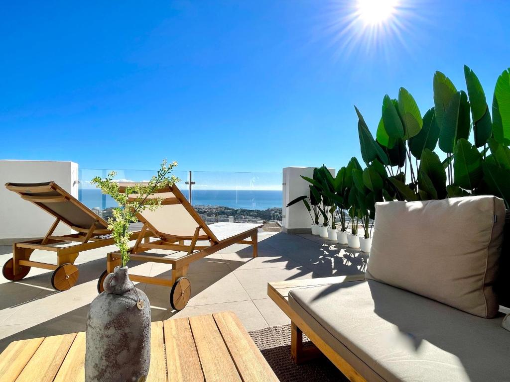 Bayview -Superb Luxurious Sea View Penthouse with private hot tub by Solrentspain photo 1