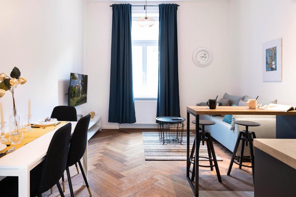Modern and Design Apartment Near the Main Square - Tap to explore photos