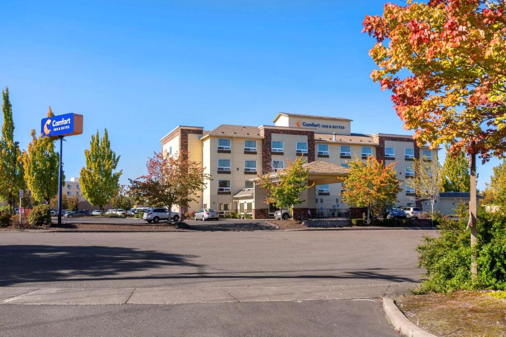 Comfort Inn and Suites Salem image