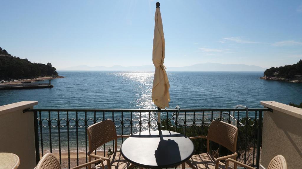 Apartments on the beach-Drvenik photo 2