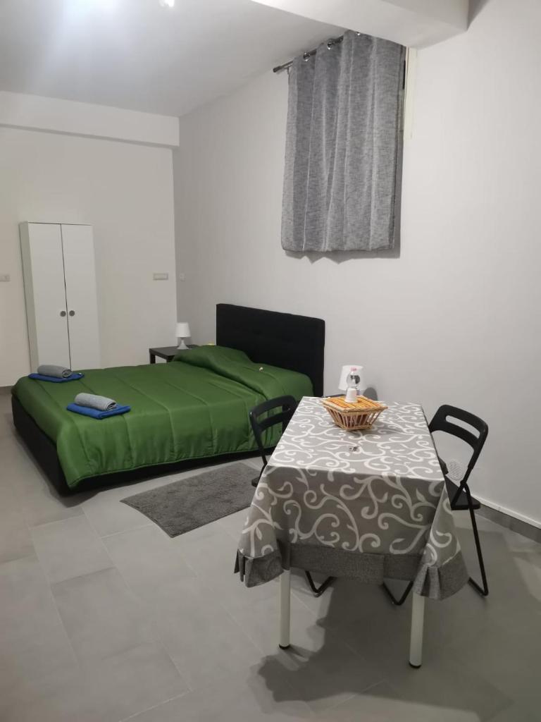 BED&FLY NEAR AIRPORT FONTANAROSSA reception h24 photo 4