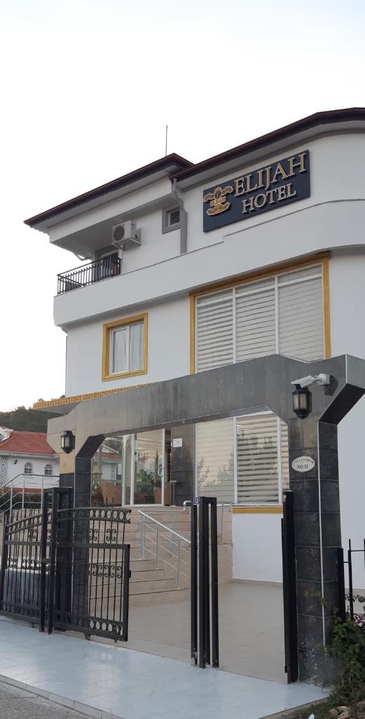 Elijah Otel