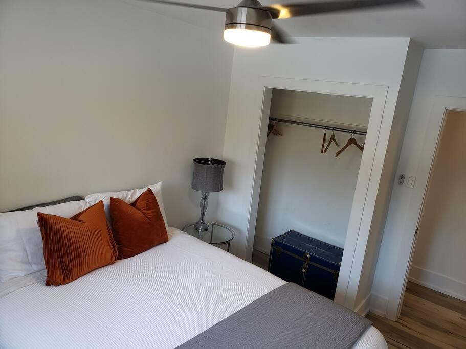The Orange Suite 2BR Vintage Vibe, Chefs Kitchen photo 4