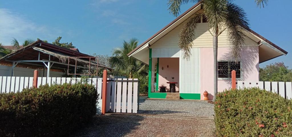 Bungalow 36 m2 sur terrain 400m2 avec Piscine privée a 12km de BAN DUNG