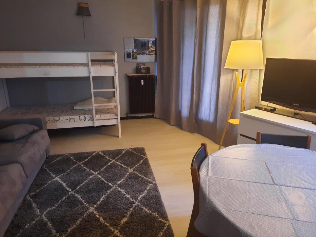 Studio rénové au cœur du village photo 3