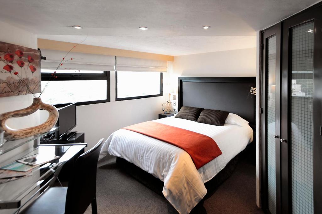 Двухместный (Представительский номер с кроватью размера «queen-size»), Aztic Hotel and Executive Suites