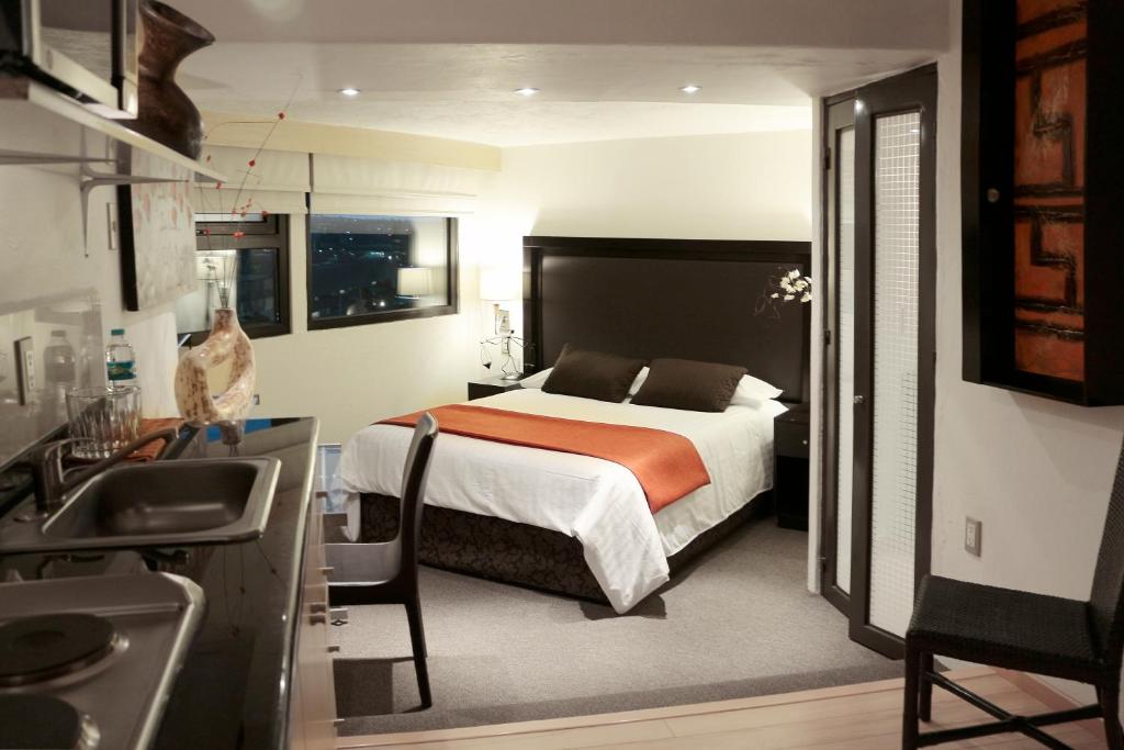 Сьюит (Полулюкс), Aztic Hotel and Executive Suites