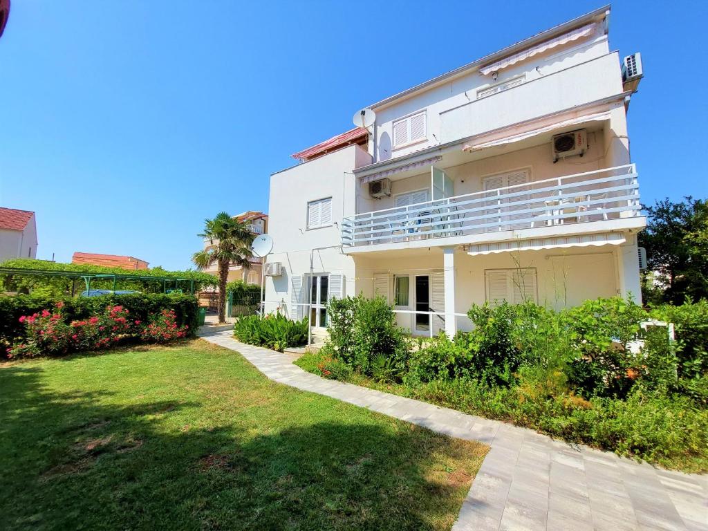 Apartments Neva & Neva beach house photo 1