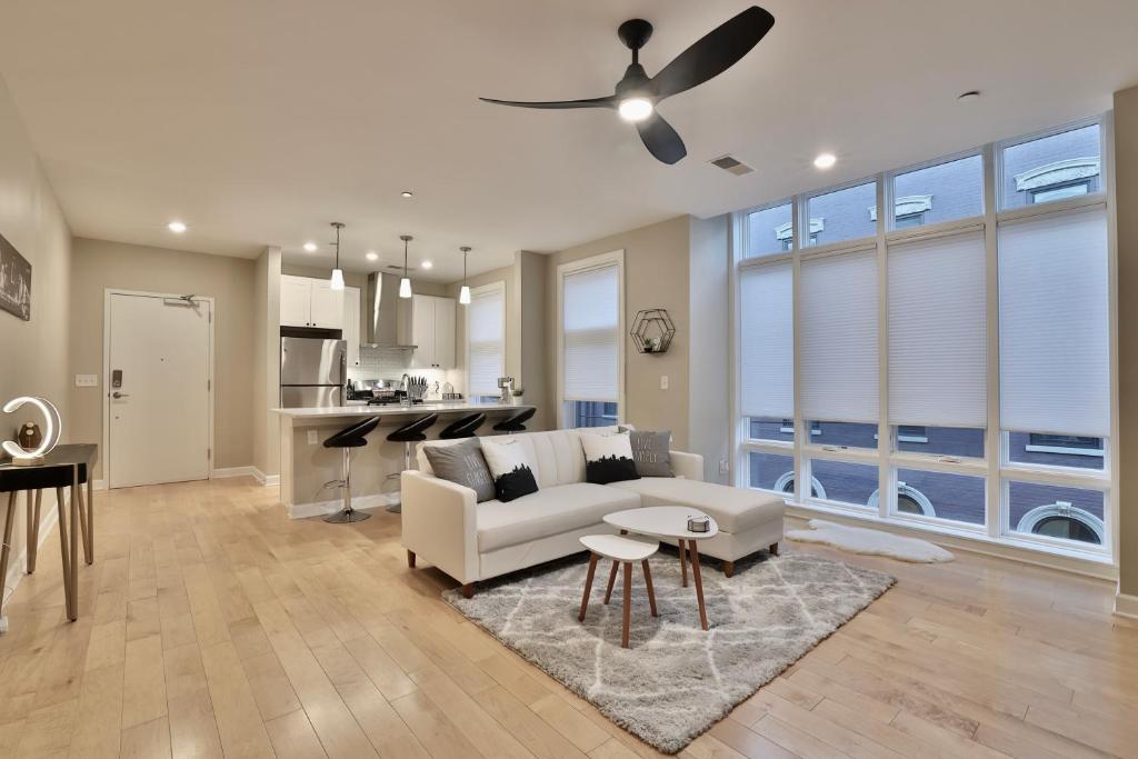 *New* XquisiteMidCenturyM0d~ Condo *OTR* w/Parking image