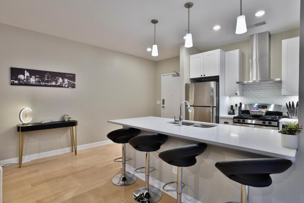 *New* XquisiteMidCenturyM0d~ Condo *OTR* w/Parking photo 3