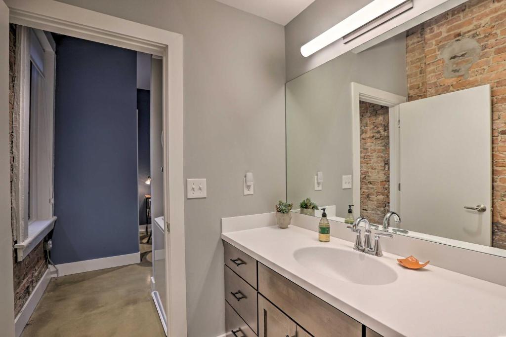 Sleek Studio Near Dtwn Dining and Entertainment photo 3
