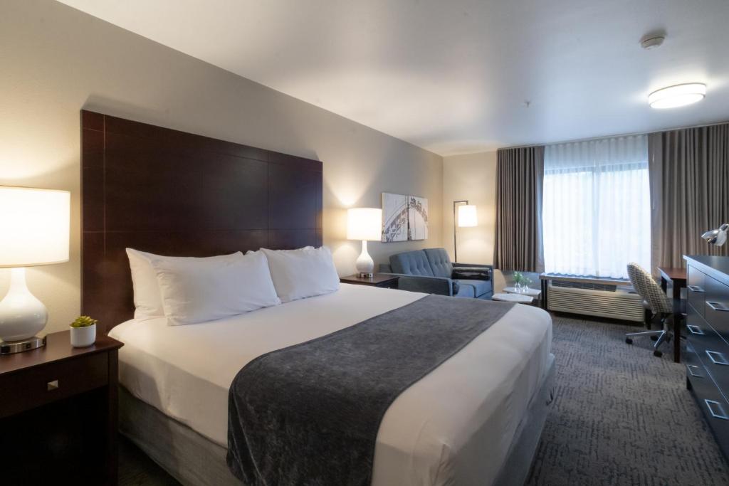 Oxford Suites Portland - Jantzen Beach image
