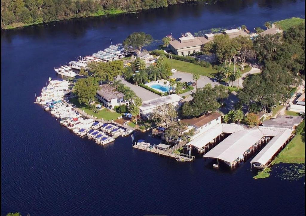 Hontoon Landing Resort & Marina image