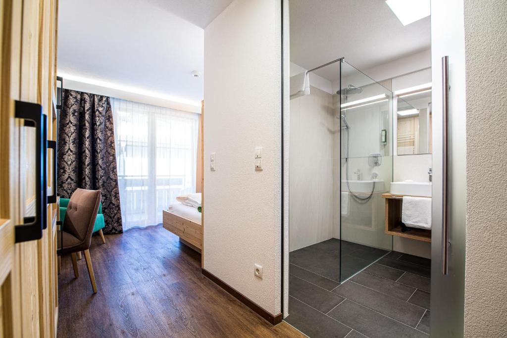 Alphotel Stocker - Tap to explore photos
