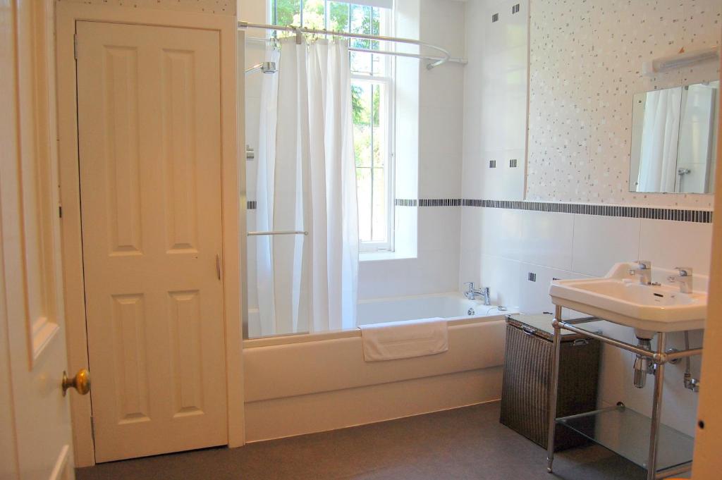 Regent Terrace, Central and Charming, Quiet - Tap to explore photos