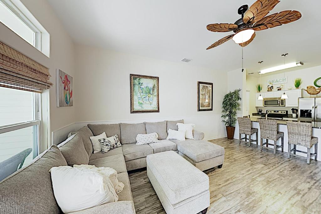 Leeward Manor photo 1