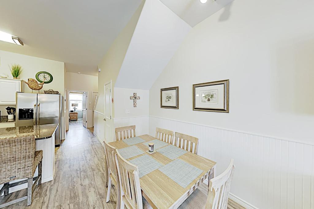 Leeward Manor photo 4