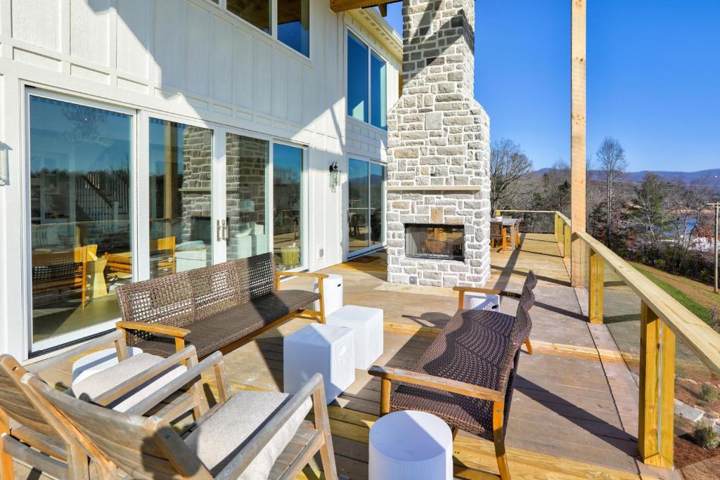 Modern Mountain Lakeside Retreat photo 1