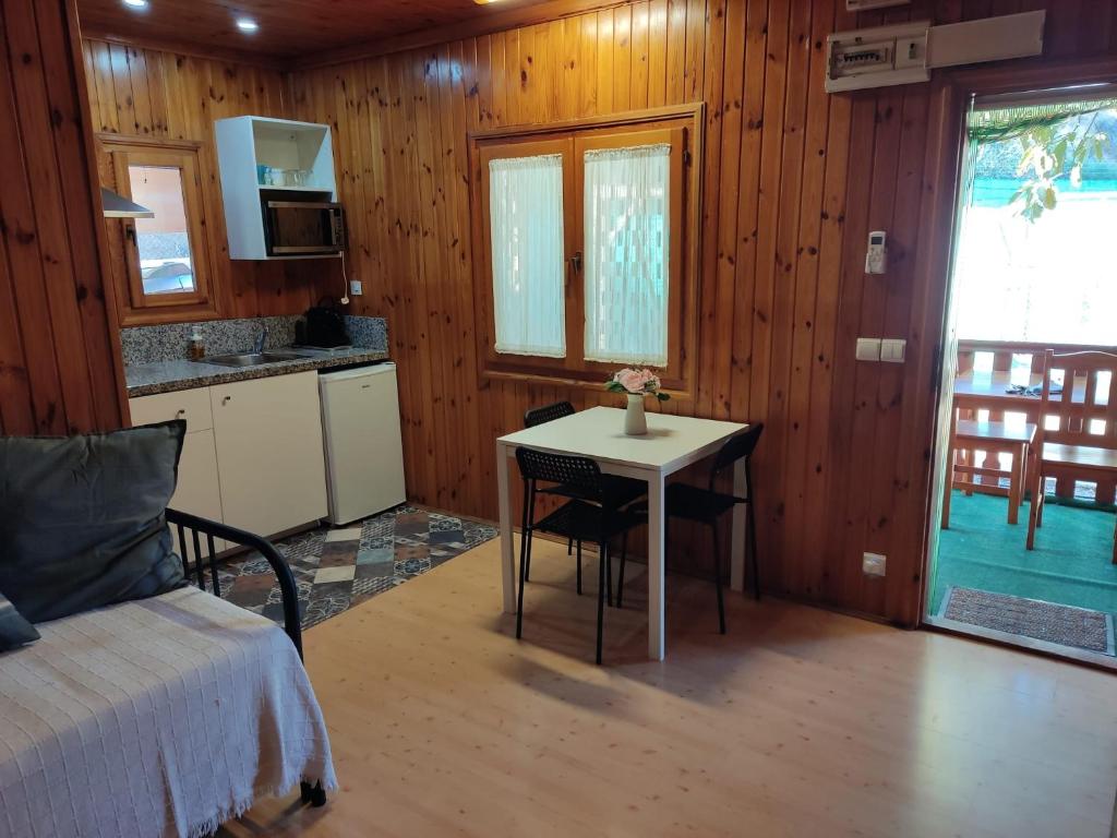 Bungalow con piscina en camping privado cerca de la playa de Torre del Mar Ideal familias photo 4