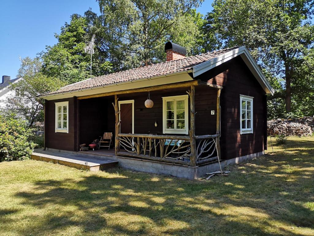 Mysig stuga med öppen spis och uteplats photo 1