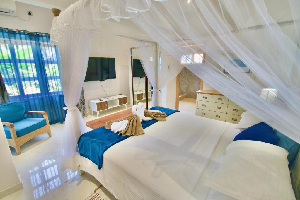 La Petite Maison and Sea Splash