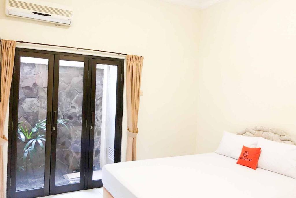 KoolKost @ Raya Ngagel (Minimum Stay 30 Nights) photo 4