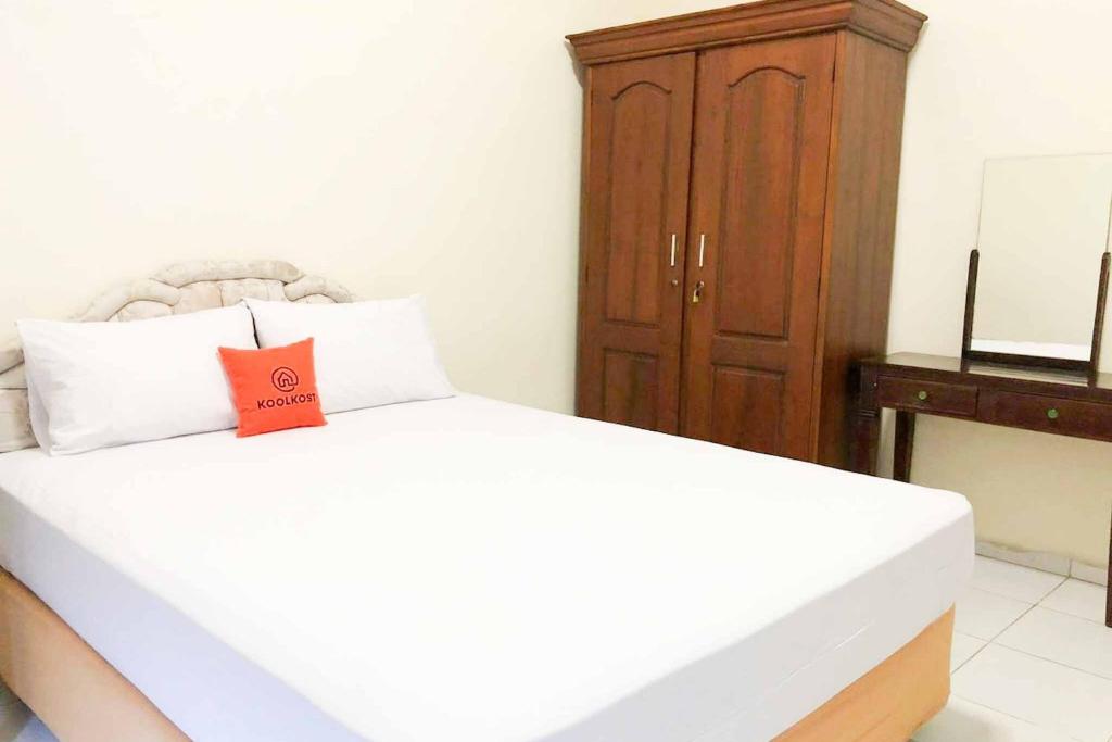 KoolKost @ Raya Ngagel (Minimum Stay 30 Nights)