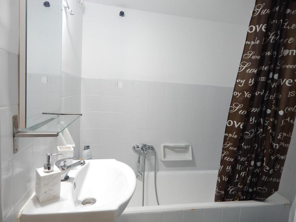 2 Bed Flat - Sleeps 4 - Pets - Parking - Wifi - Tap to explore photos