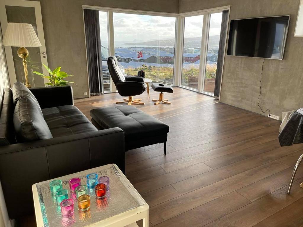 Modern Apartment With City & Oceanside View photo 2
