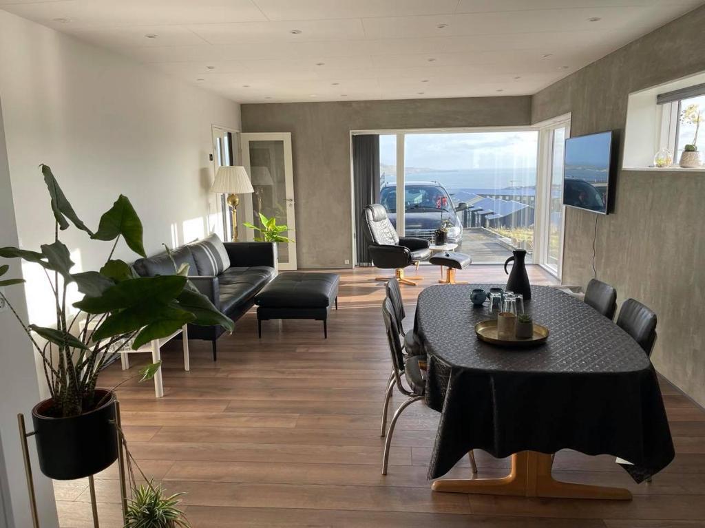Modern Apartment With City & Oceanside View photo 1