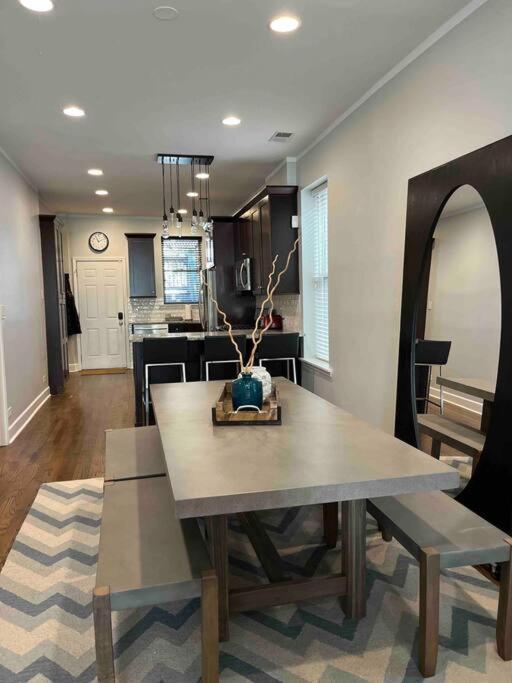 Trendy West Town Flat - 2 bed / 1.5 bath w parking photo 3