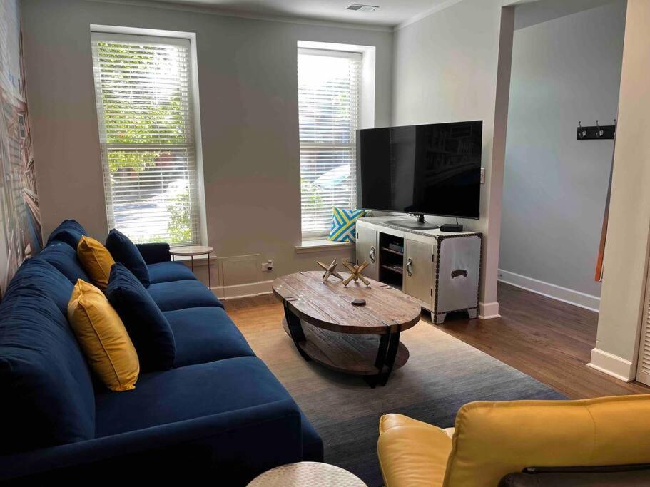 Trendy West Town Flat - 2 bed / 1.5 bath w parking photo 1
